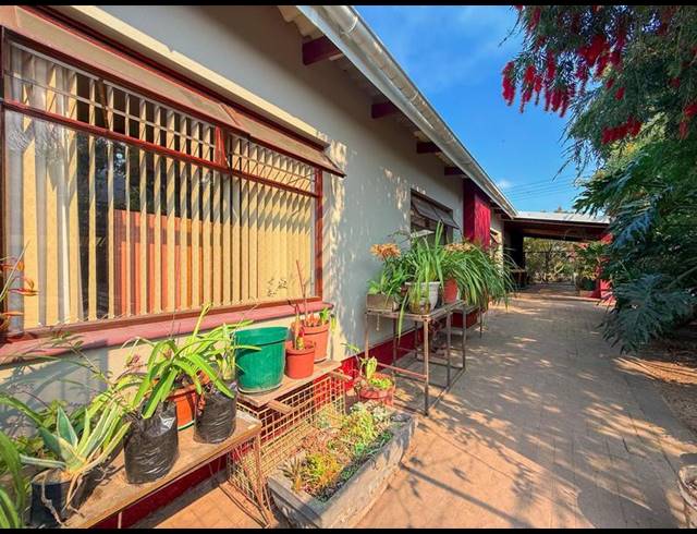 6 BEDROOM HOUSE FOR SALE IN DENNE-OORD